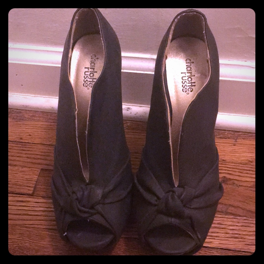 Black Pumps